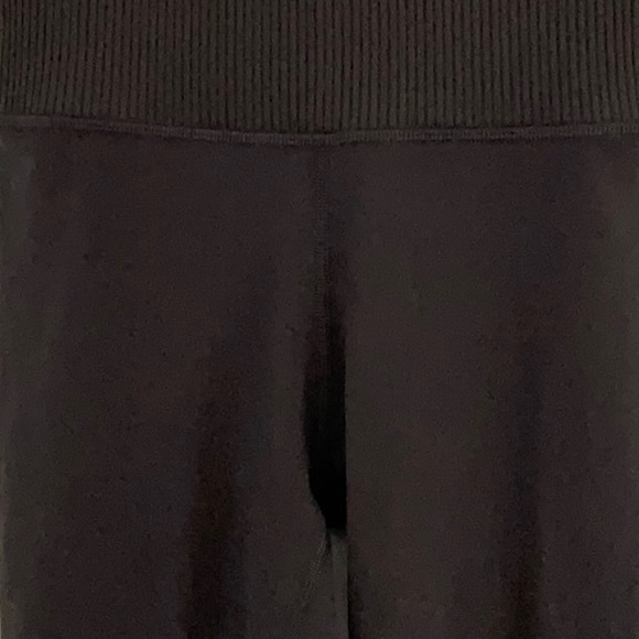 Vuori black ankle leggings
(12.24.68EB) - Picture 2 of 4